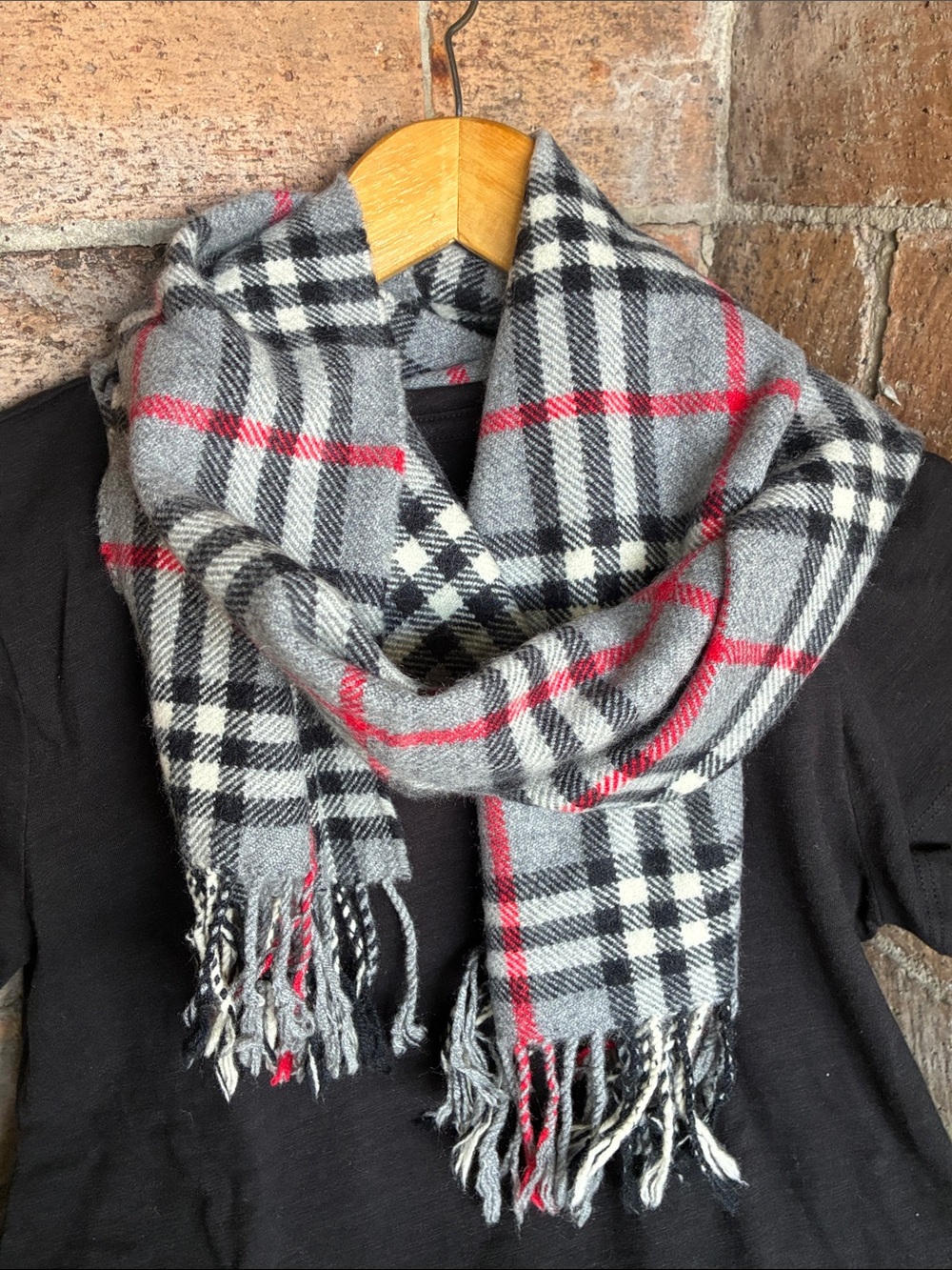 🖤 Burberry Gray and Red Plaid Scarf EUC Unisex - Picture 14 of 17